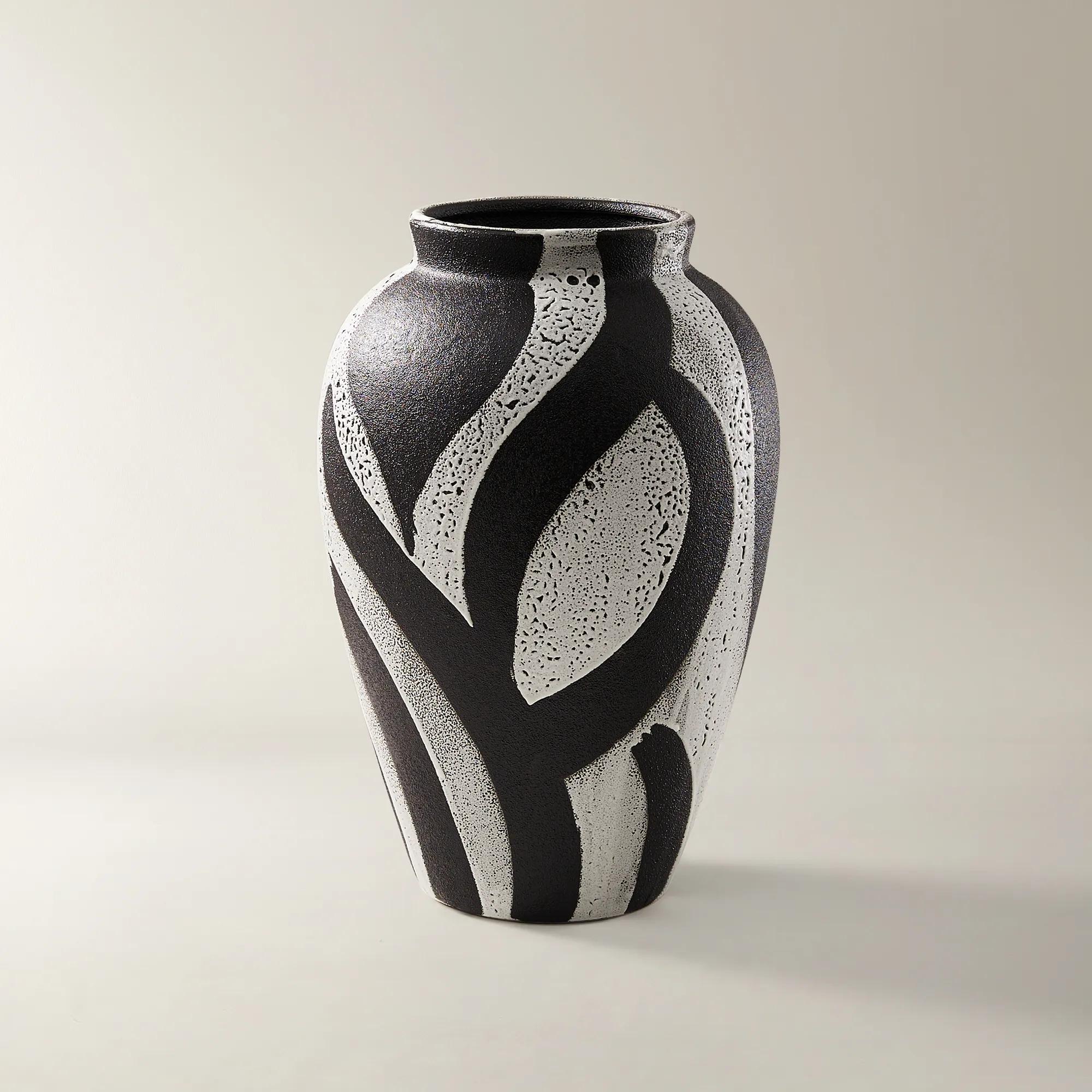 Montae Vase