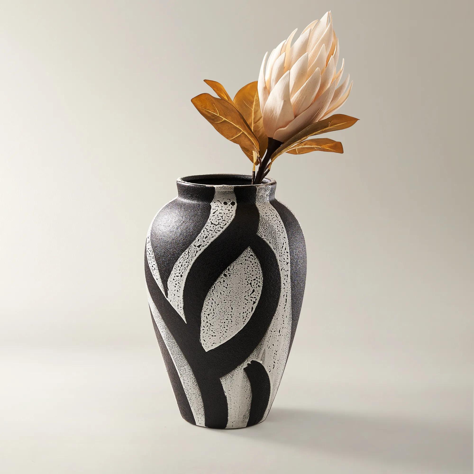 Montae Vase