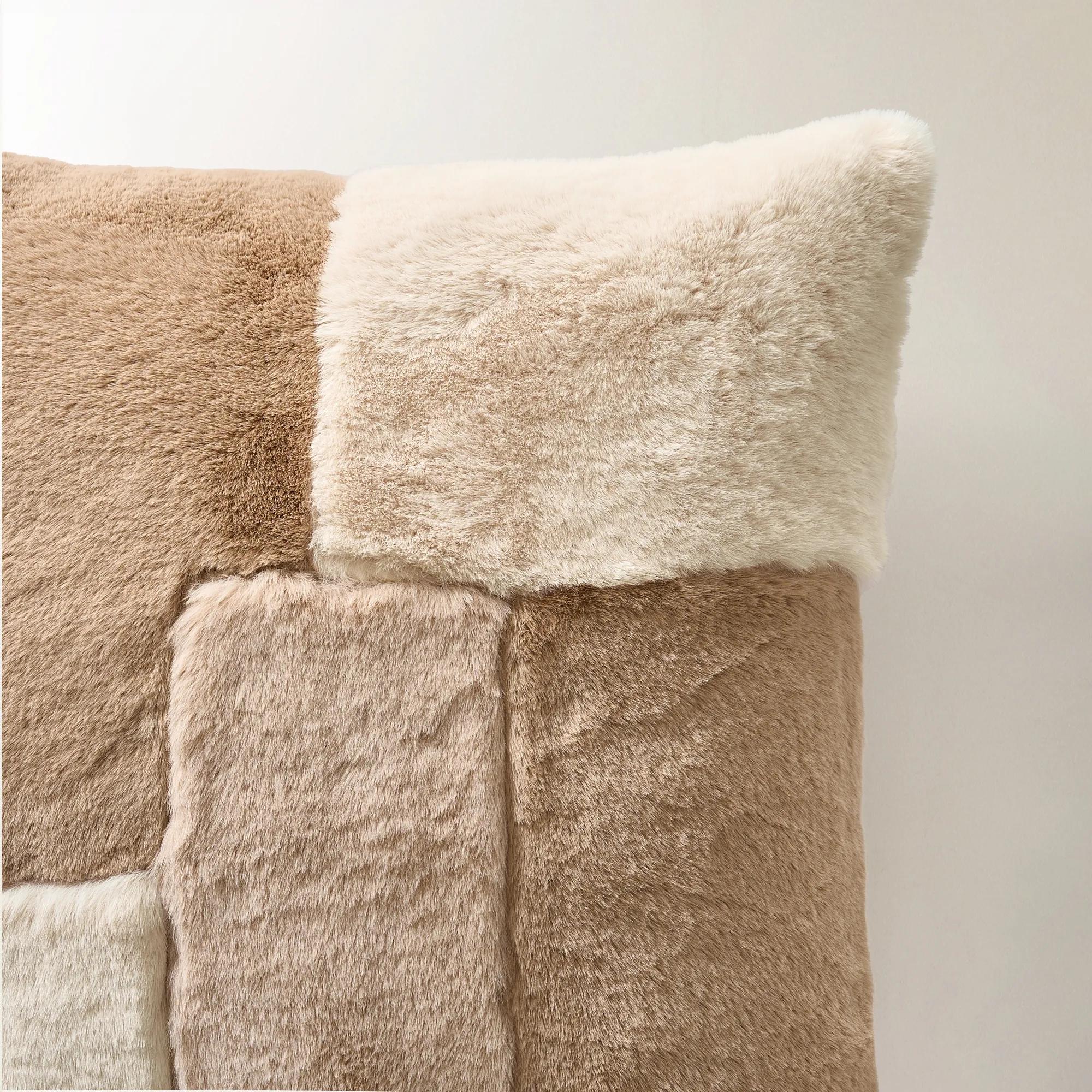 Peliz Patchwork Fur Pillow 22" - Ivory/Tan
