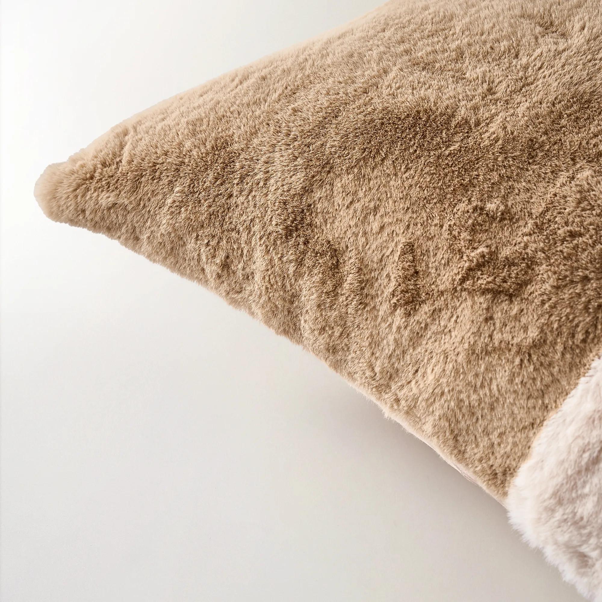 Peliz Patchwork Fur Pillow 22" - Ivory/Tan