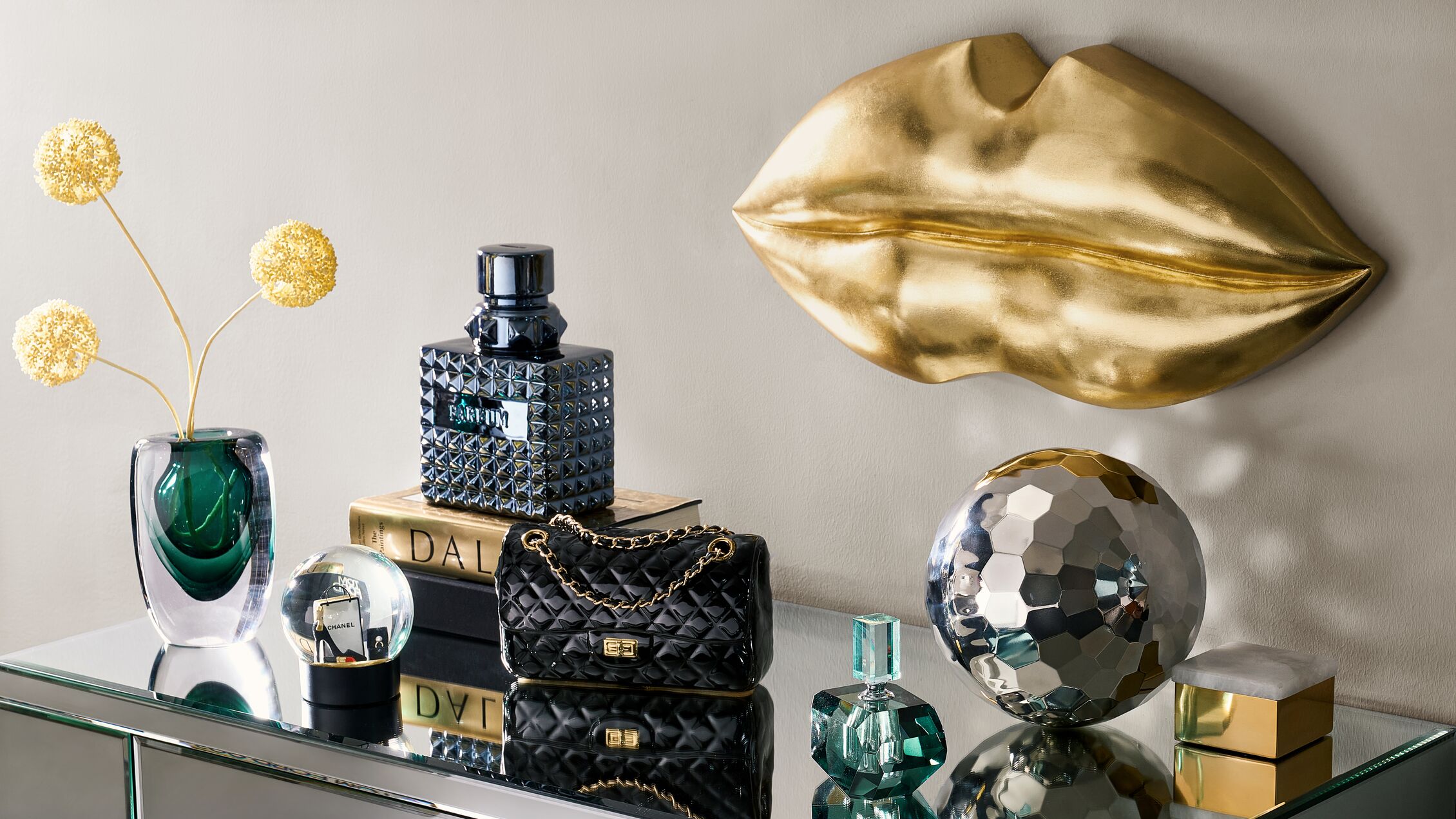 <p style='color:black'>Sculptural accents and decorative pieces that complete the composition of the room.</p>