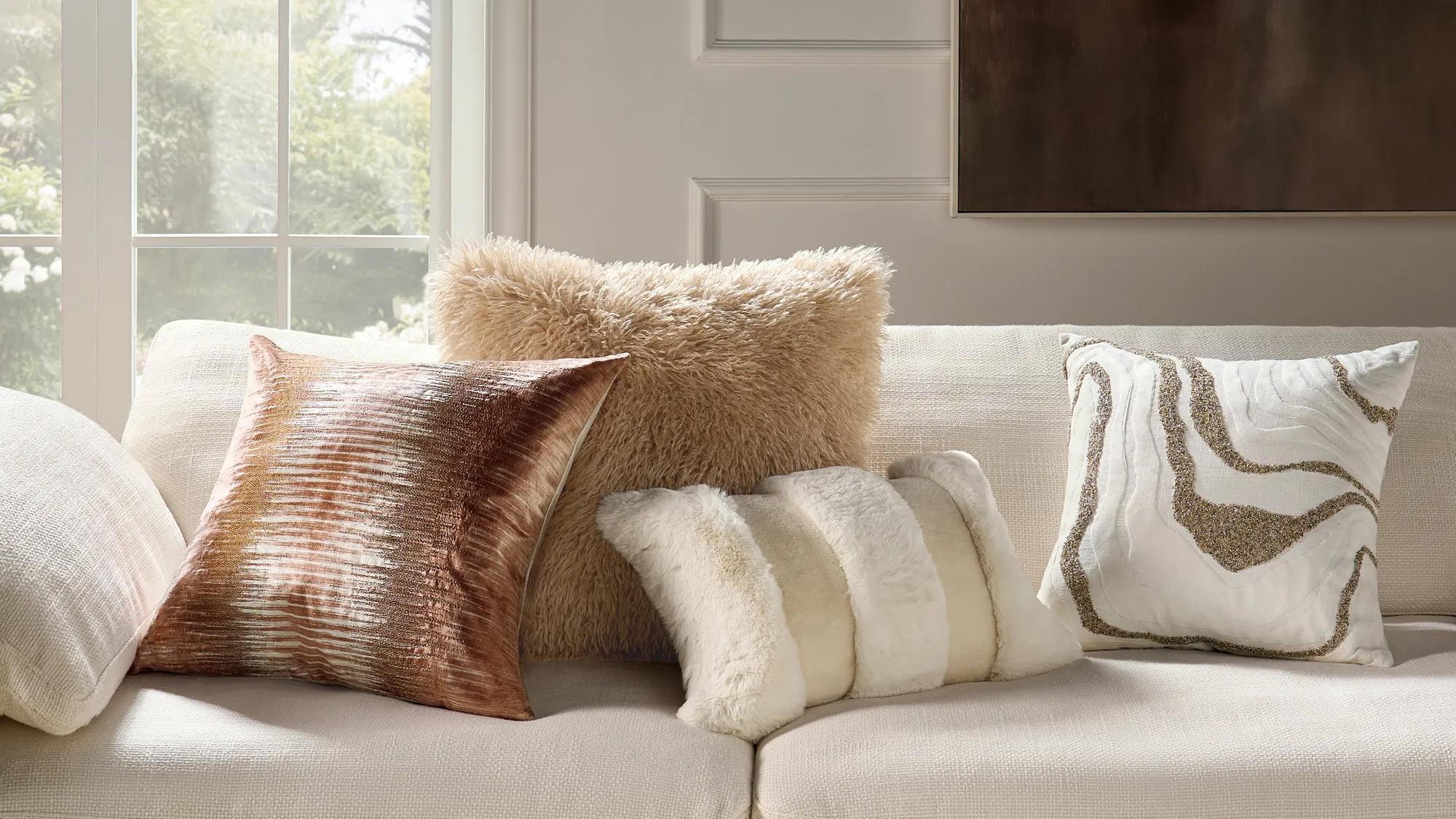 Peliz Fur Lumbar 20" x 14" - Ivory