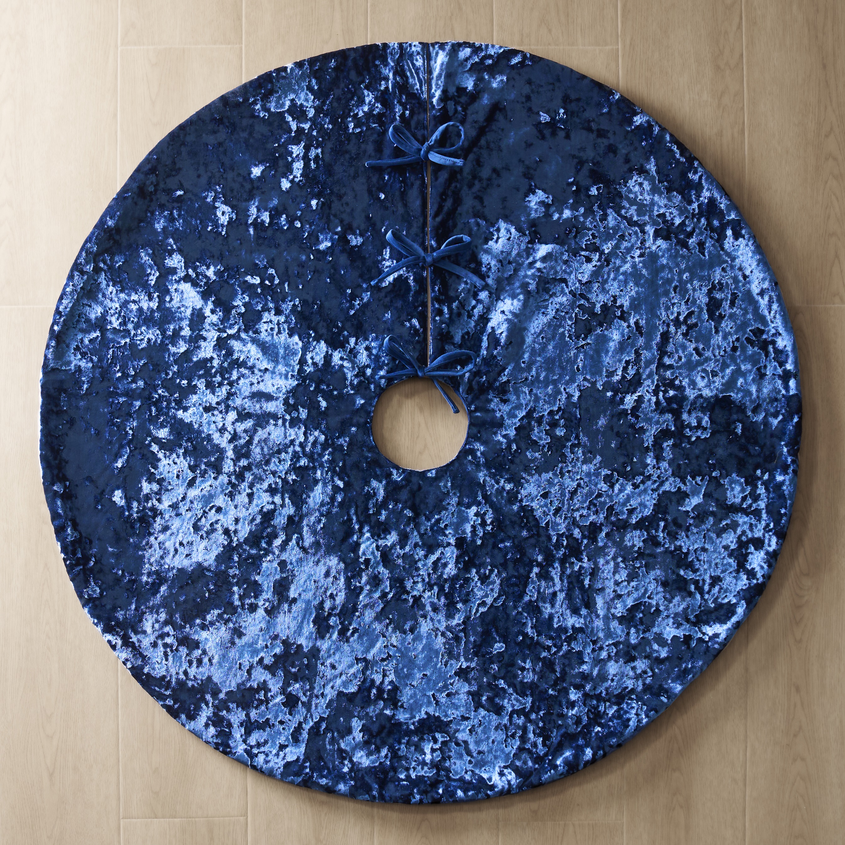 Crushed Velvet Tree Skirt 48" - Sapphrie