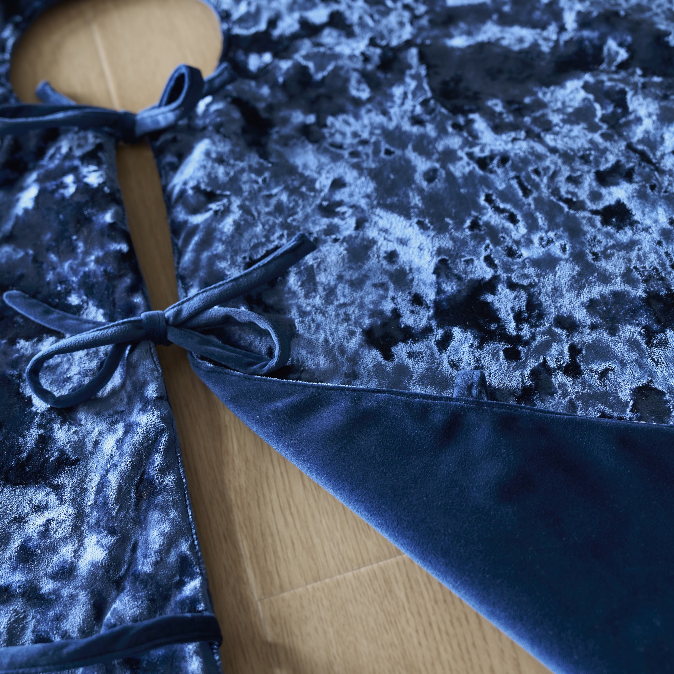 Crushed Velvet Tree Skirt 48" - Sapphrie