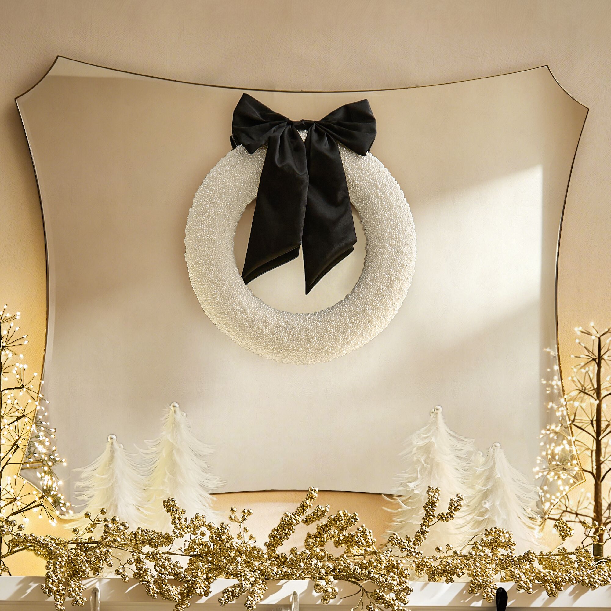 Pearls & Bow Holiday Wreath 20.5"