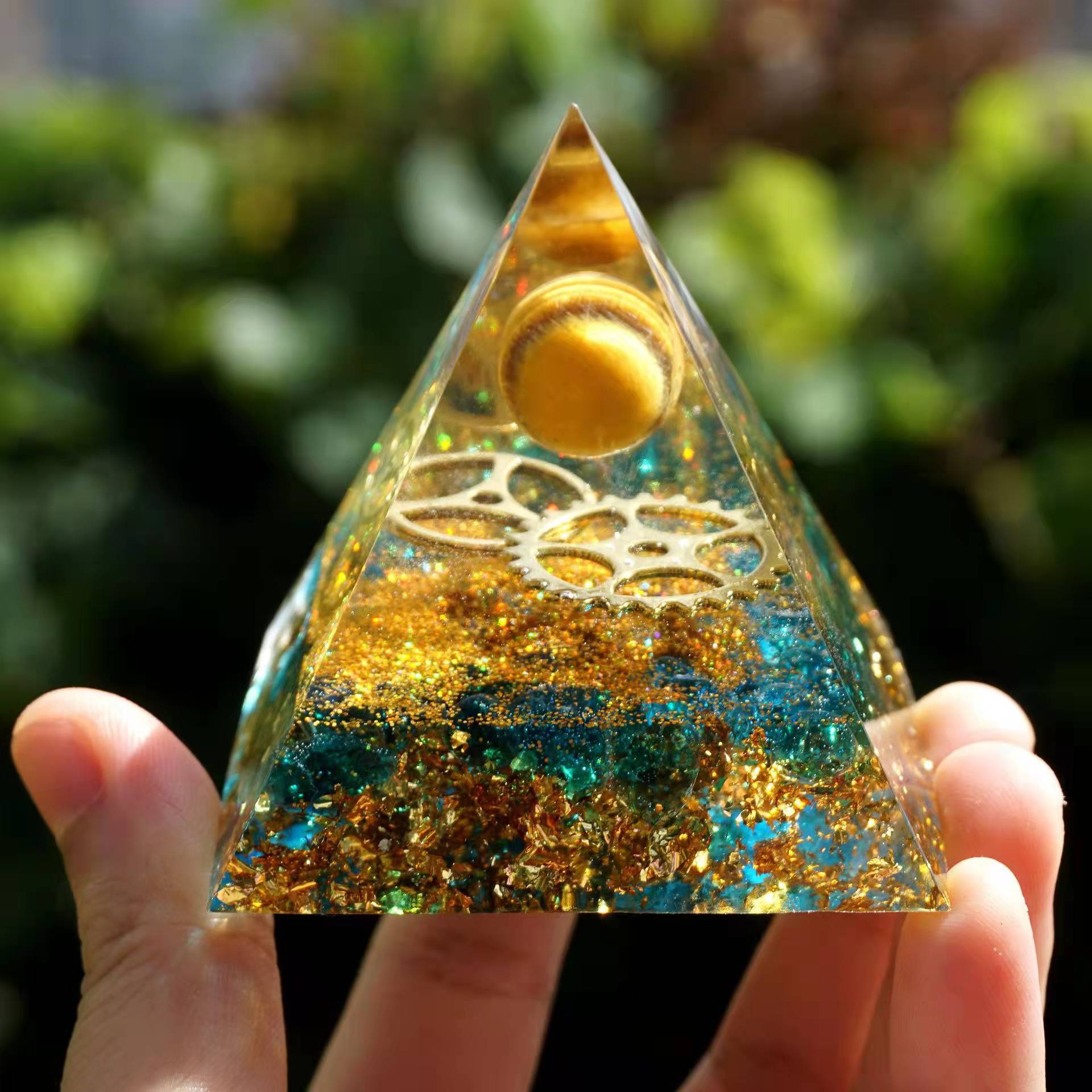 Glimmer Crystal Pyramid Energy Generator