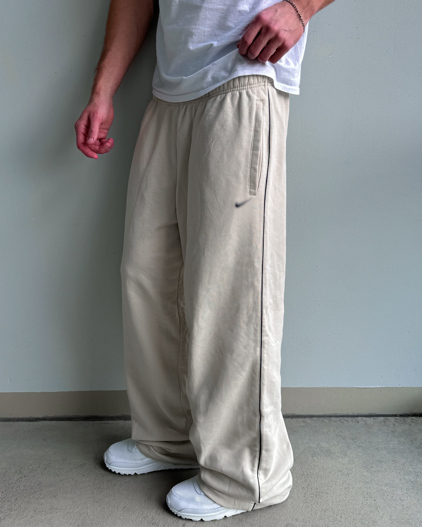 Side-zipped casual pants