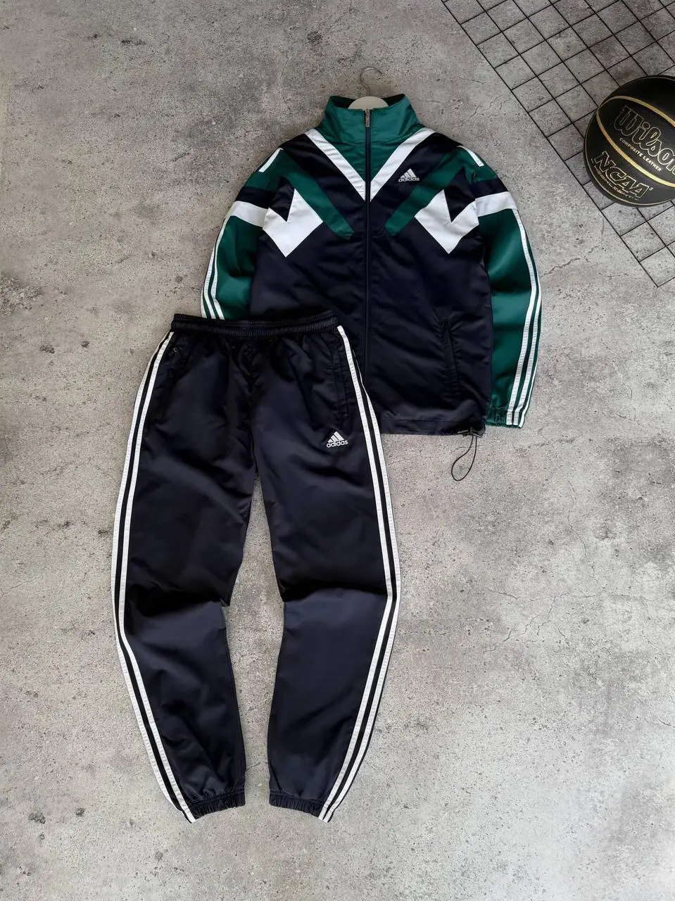 Ad men's sports outfit