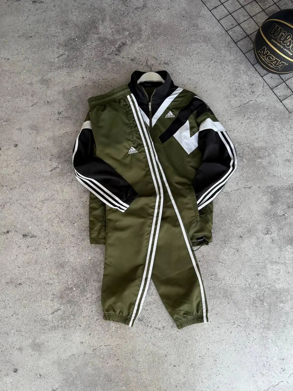 Ad men's sports outfit