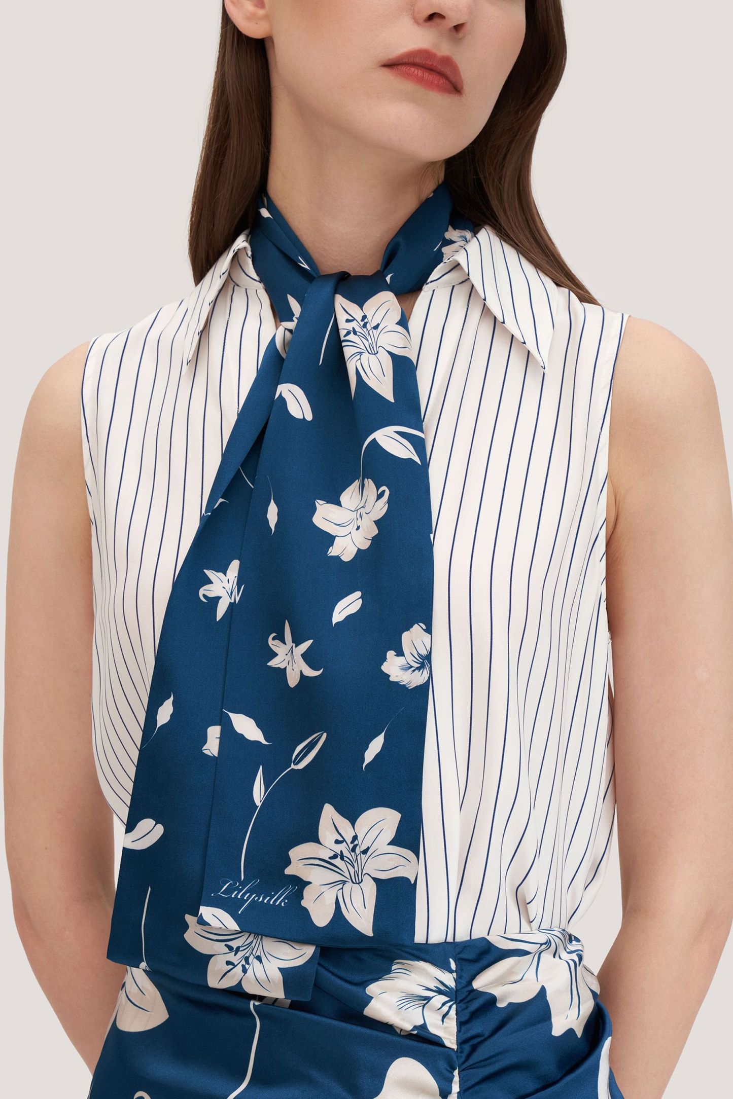 #color_小花型深蓝底百合印花