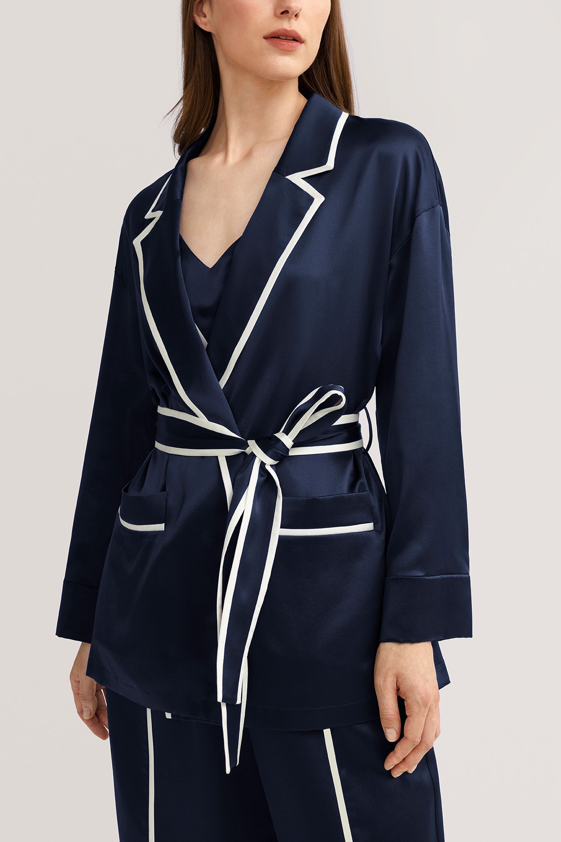 #color_Dunkelblau & Elfenbeinverkleidung