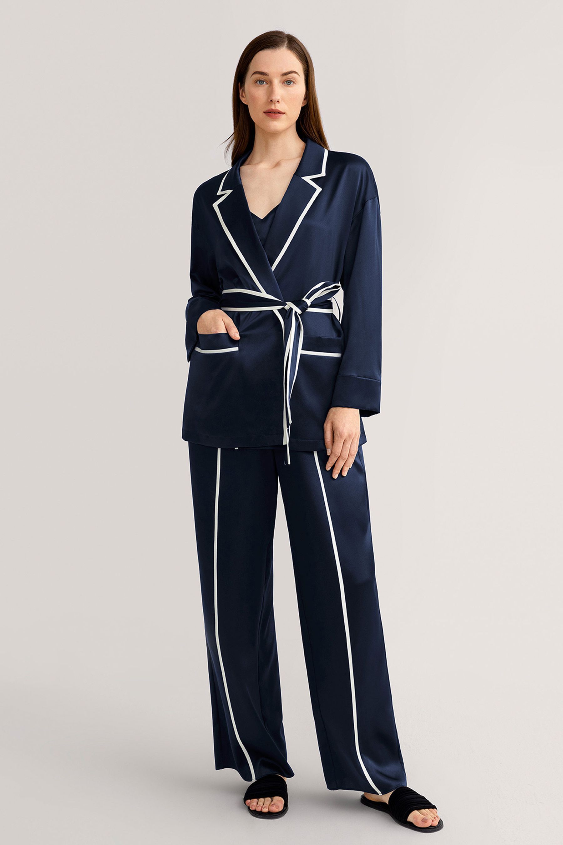 #color_Dunkelblau & Elfenbeinverkleidung