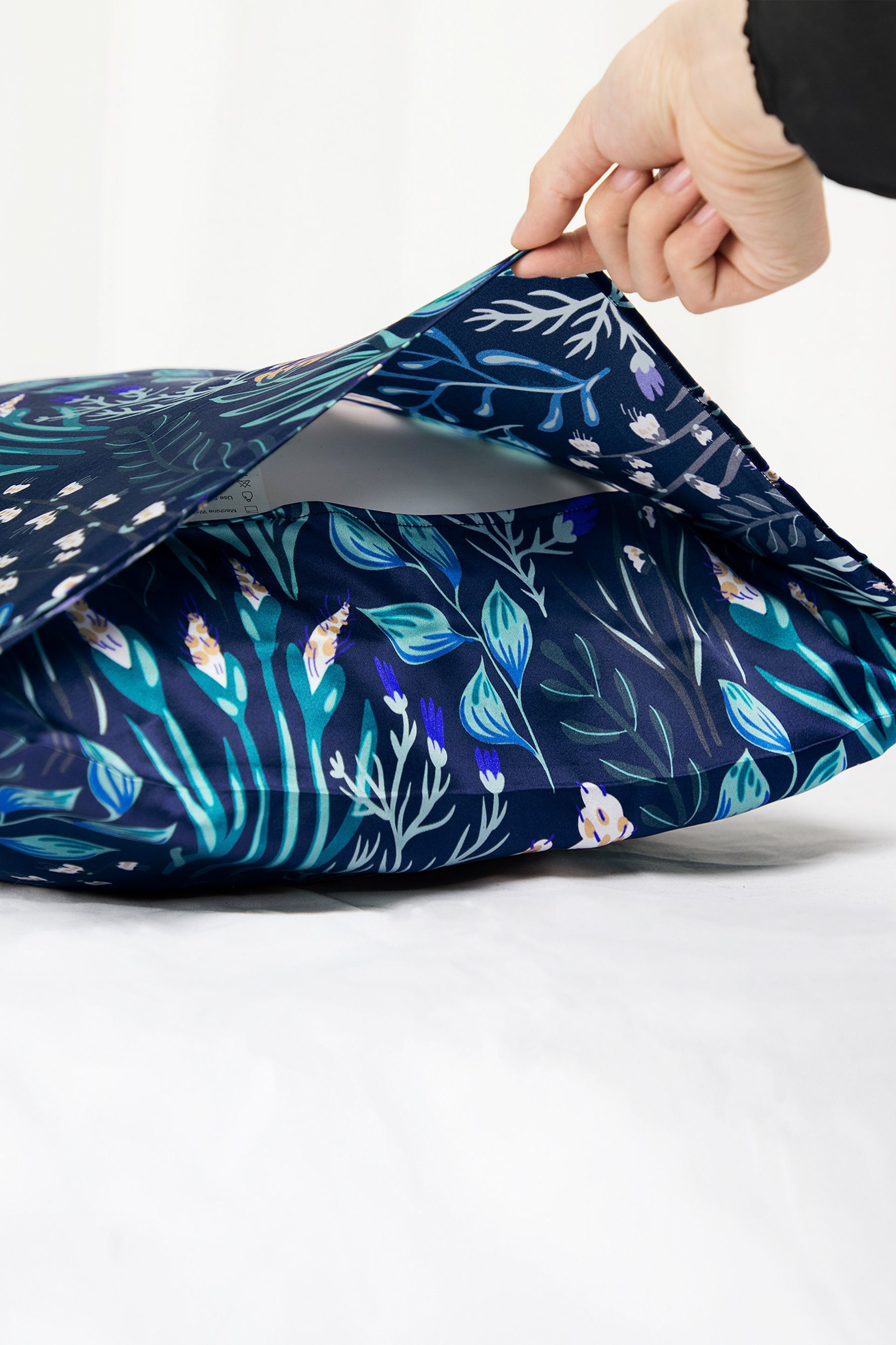 #color_Weiße Blume mit Blau