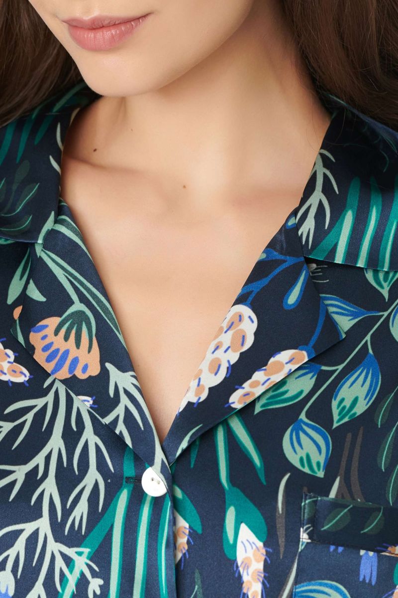 #color_Weiße Blume mit Blau