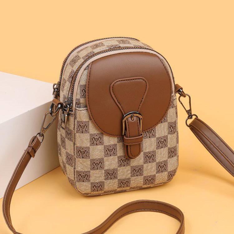 ✨A leather crossbody bag used by Hollywood actresses! ✨It has a built-in anti-theft wallet, glasses slot and keychain.