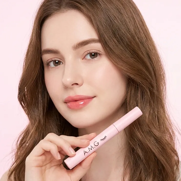 Recommended by Hollywood celebrity makeup artists, this multi-functional natural eyebrow pencil