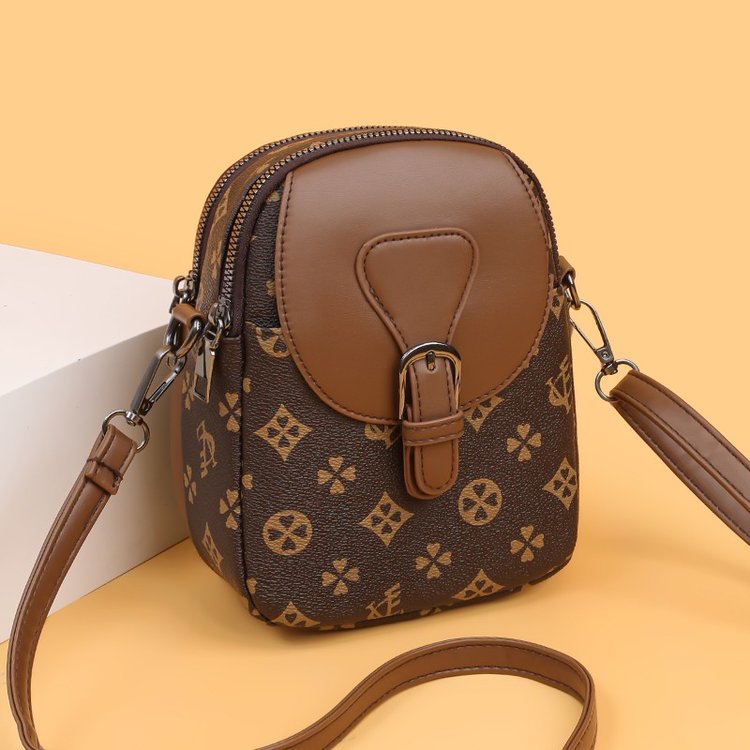 ✨A leather crossbody bag used by Hollywood actresses! ✨It has a built-in anti-theft wallet, glasses slot and keychain.