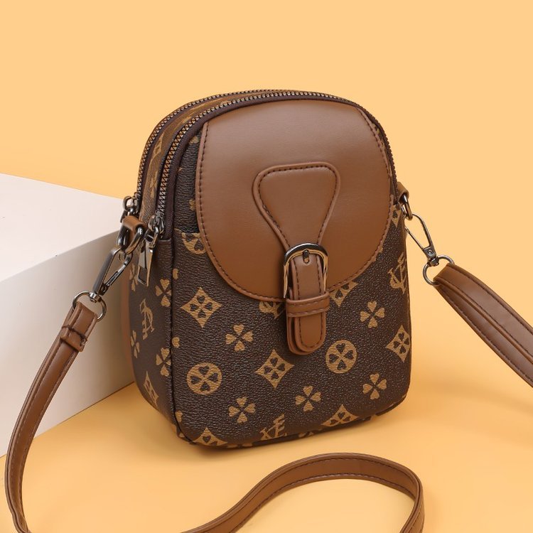 ✨A leather crossbody bag used by Hollywood actresses! ✨It has a built-in anti-theft wallet, glasses slot and keychain.