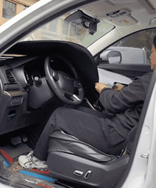 Five layers of titanium silver material, effectively blocking 99.9% of ultraviolet rays, reducing the temperature inside the car, protecting the car interior from sunburn