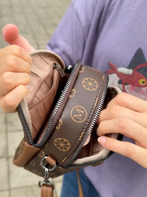 ✨A leather crossbody bag used by Hollywood actresses! ✨It has a built-in anti-theft wallet, glasses slot and keychain.