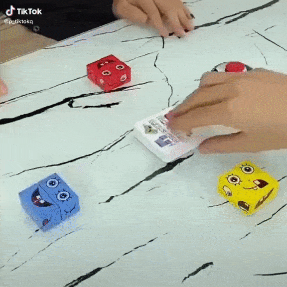 "Face-Changing Cube" Block Board Game