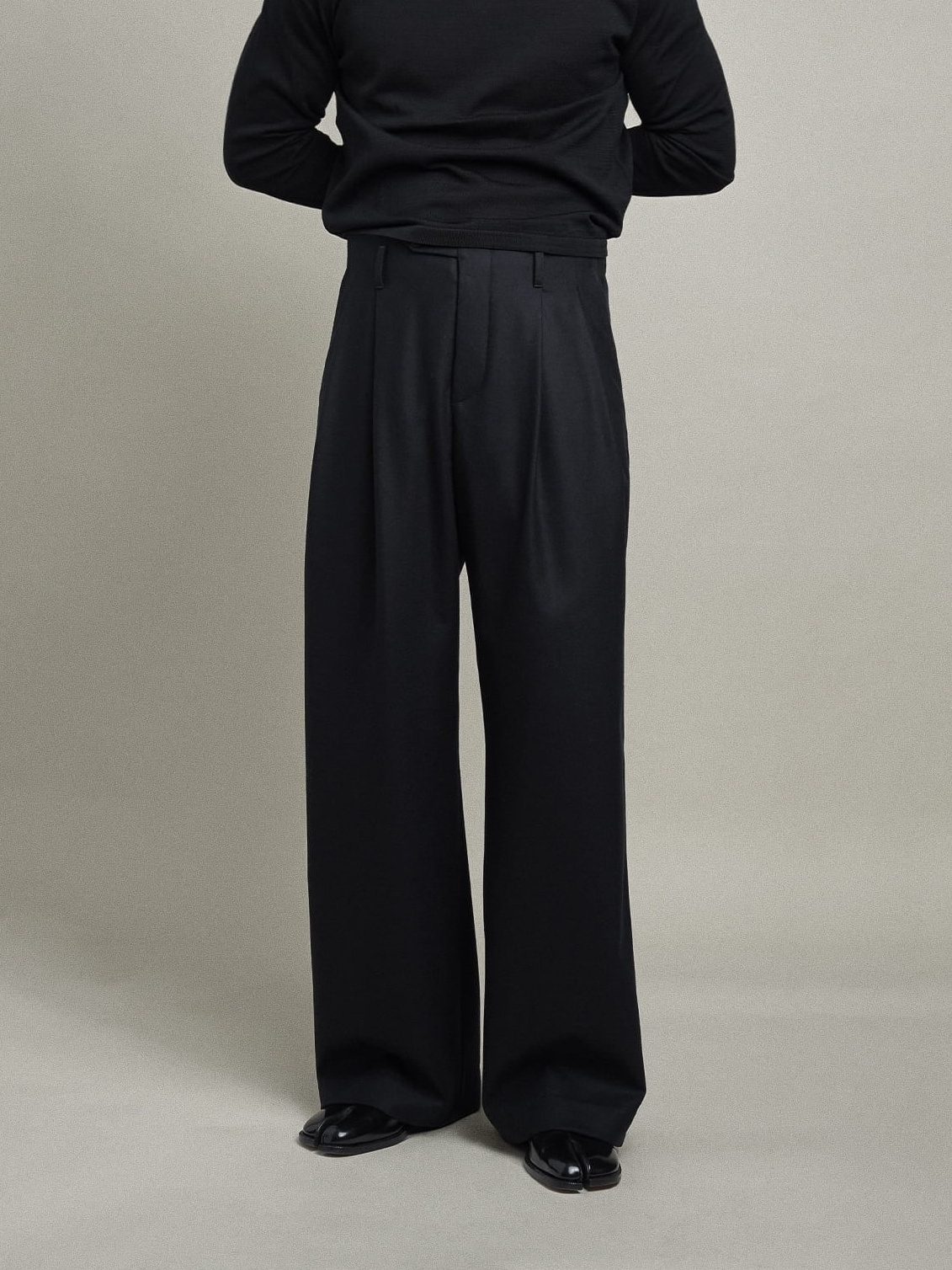 THE TAILORED PLEATED TROUSERS