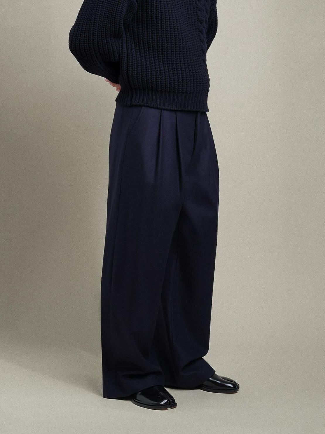THE TAILORED PLEATED TROUSERS