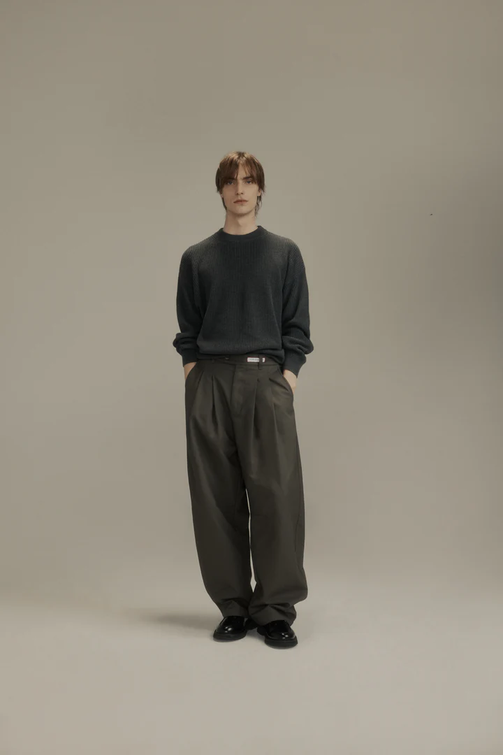 DART-KNEE PLEATED TROUSERS