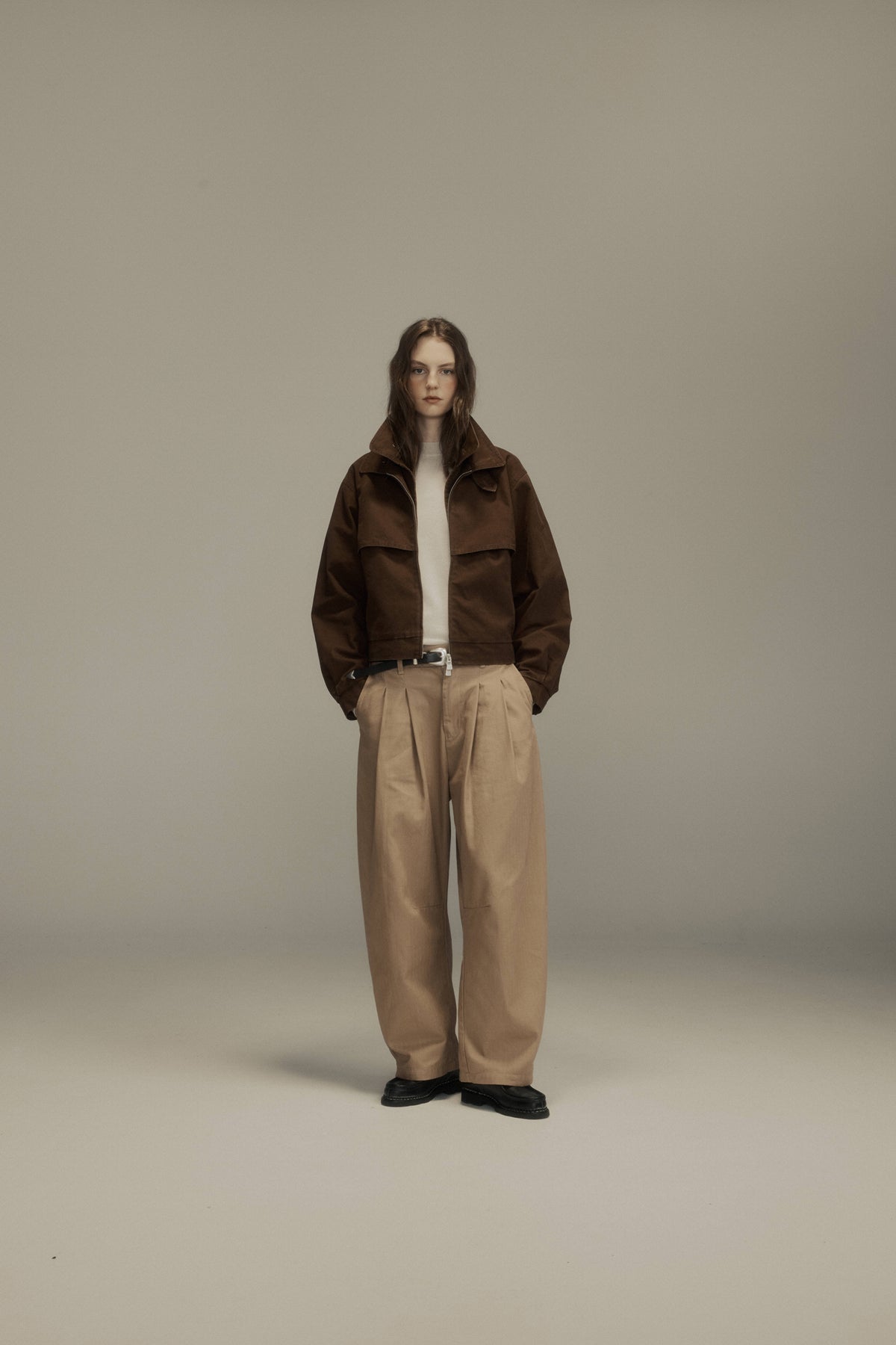 DART-KNEE PLEATED TROUSERS