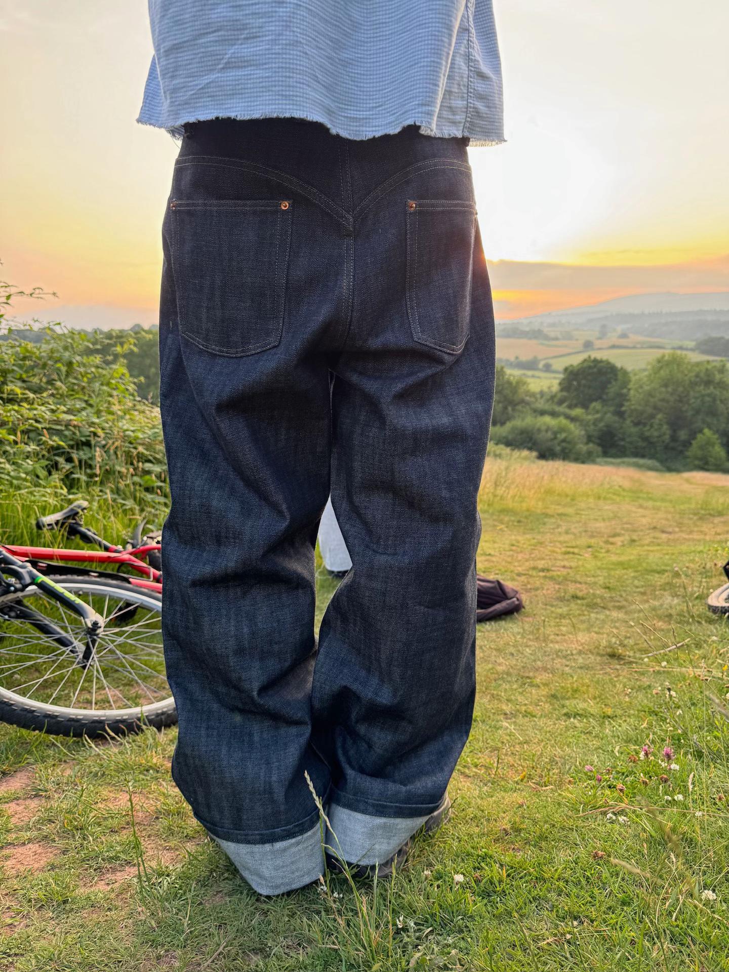 CURVED SEAM WIDE-LEG DENIM