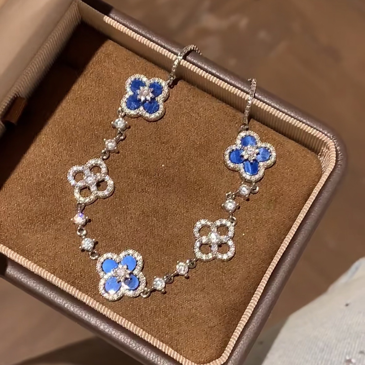 ✨Korean diamond-encrusted resin flower diamond-shaped adjustable bracelet, a niche high-end style ins bracelet for commuting and a versatile accessory✨