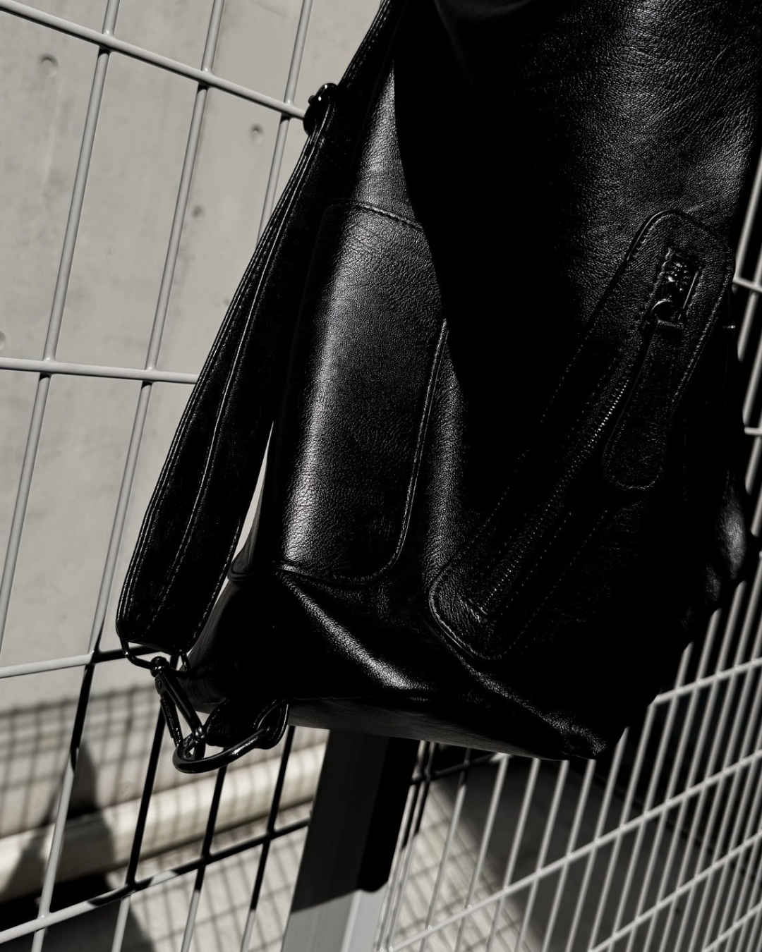 Free shipping retro motorcycle hottie backpack soft leather large capacity utilization adjustable shoulder messenger bag for women