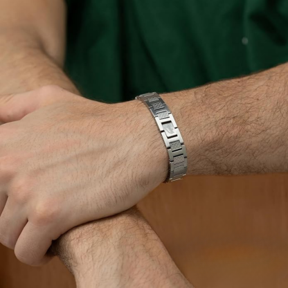 Hot sale new titanium steel magnet bracelet for men and women stainless steel 18k gold non-fading adjustable watch chain jewelry