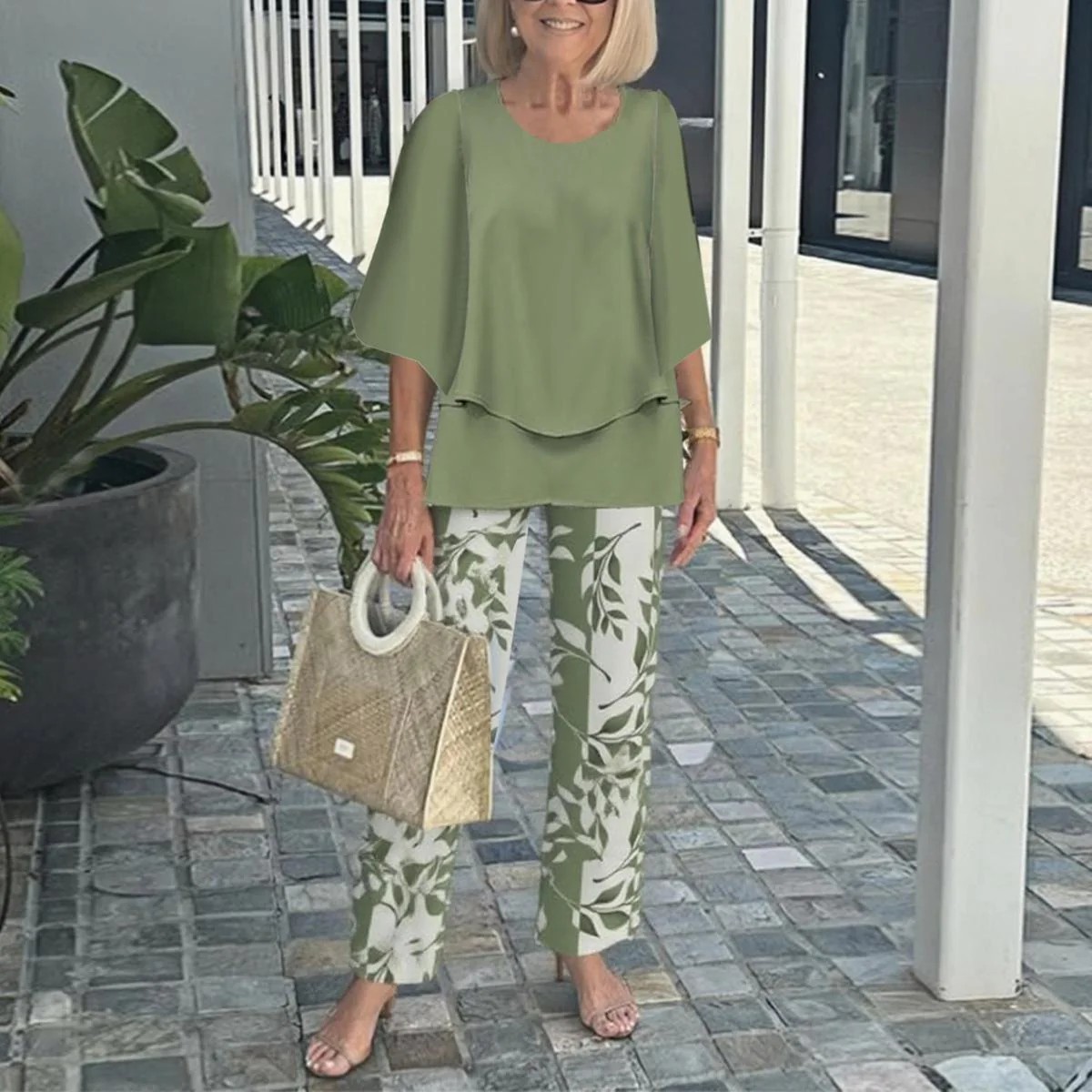 Casual round-neck mid-sleeve top with floral print and matching pants,