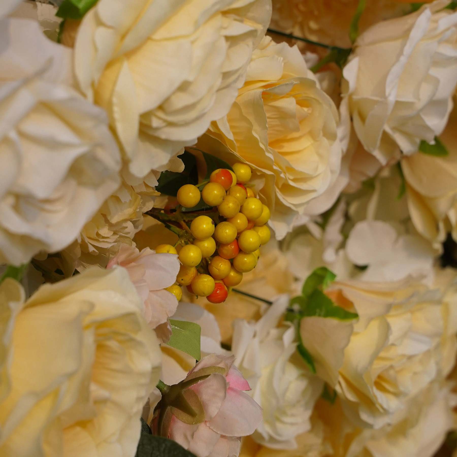 Lemon：7D Fabric Artificial rolling up curtain flower wall