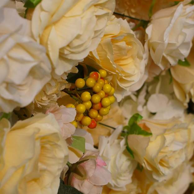 Lemon：7D Fabric Artificial rolling up curtain flower wall