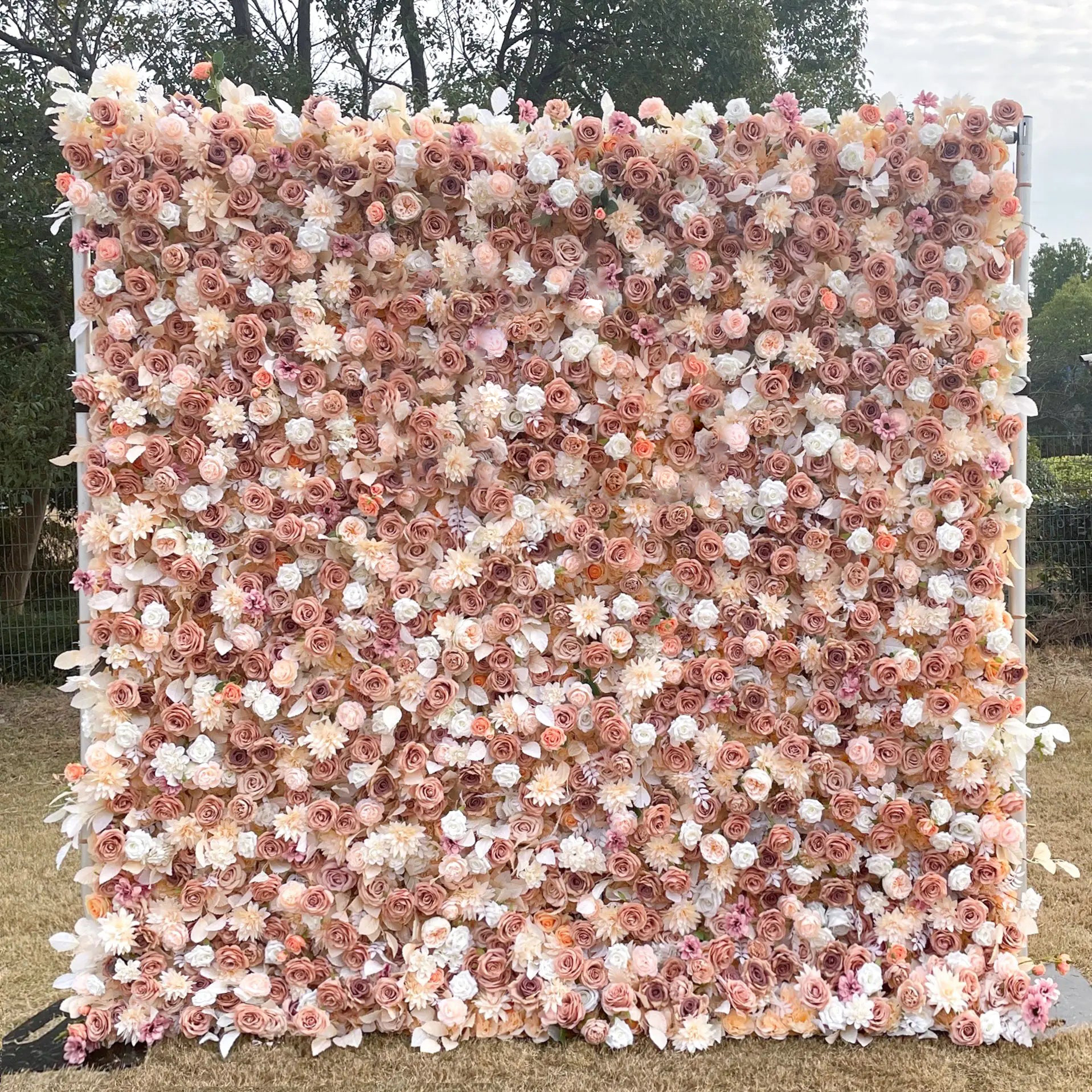 Lynn：5D Golden Fabric Artificial rolling up curtain flower wall