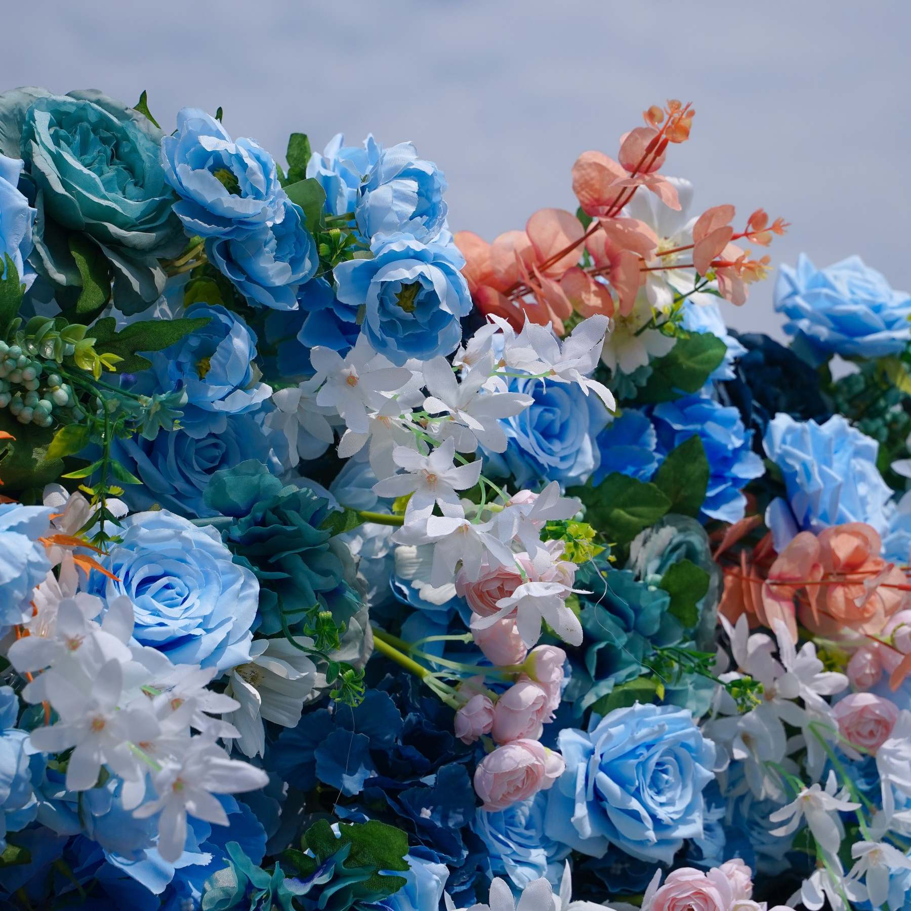 Andrea：7D Fabric Artificial rolling up curtain flower wall