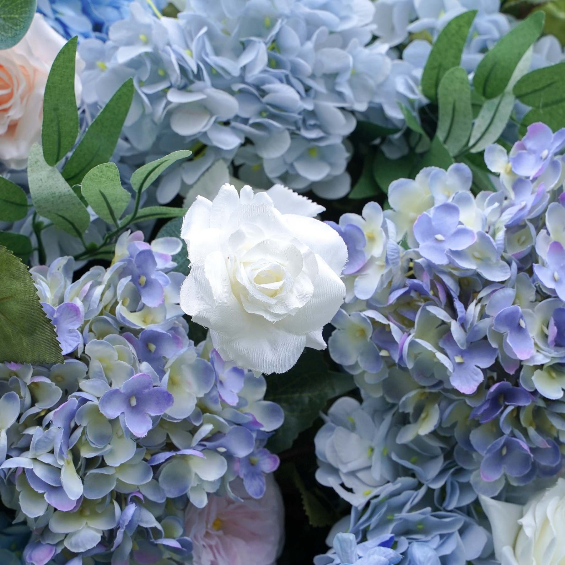 Everly：7D Fabric Artificial rolling up curtain flower wall