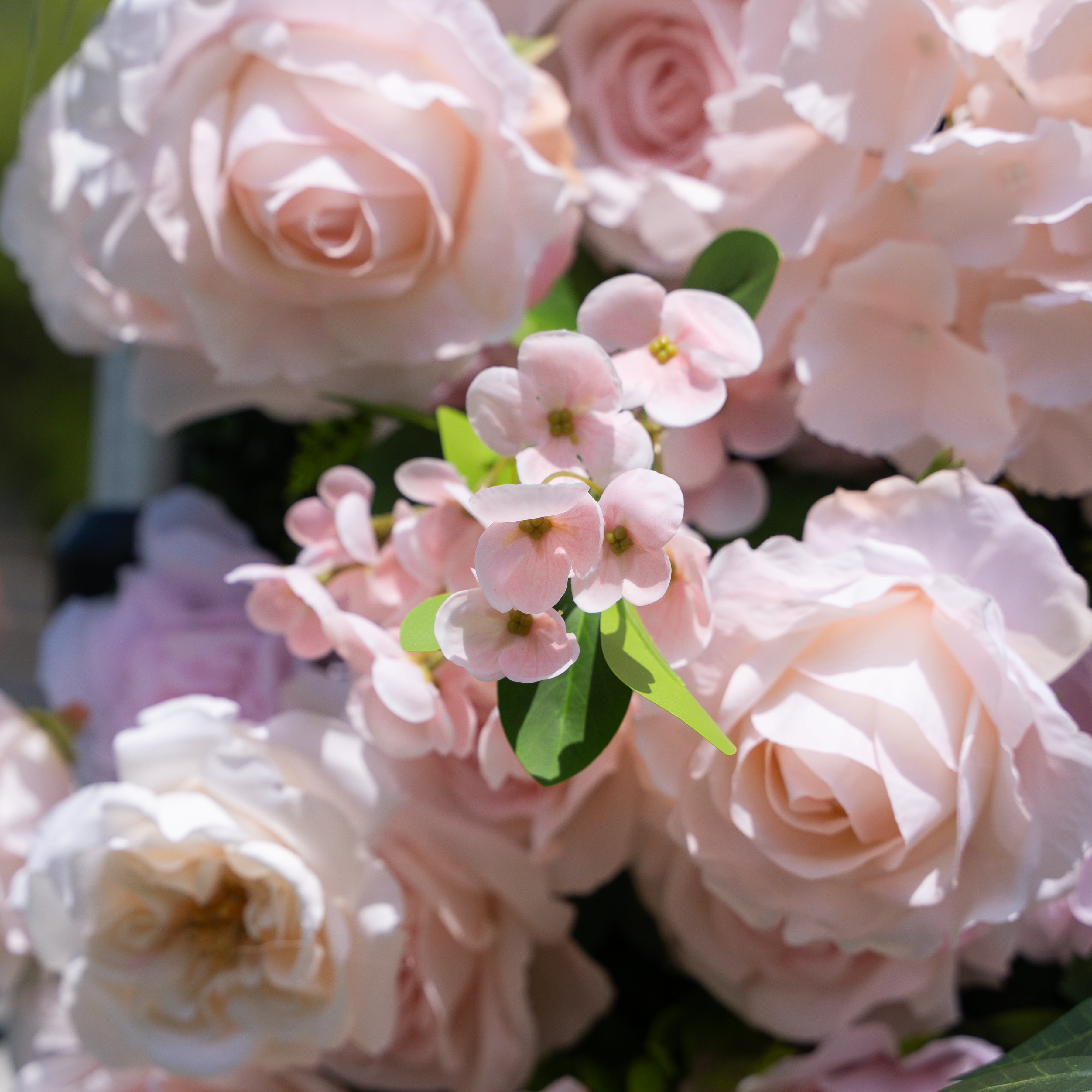 Juli：3D Fabric Artificial rolling up curtain flower wall