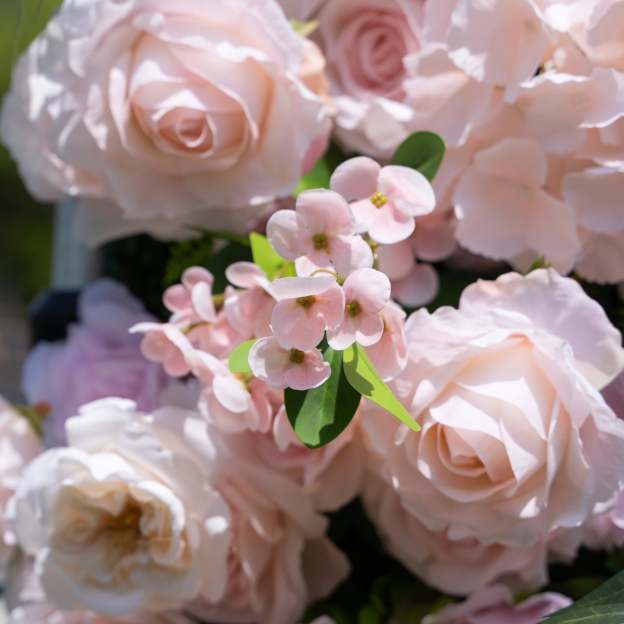 Juli：3D Fabric Artificial rolling up curtain flower wall