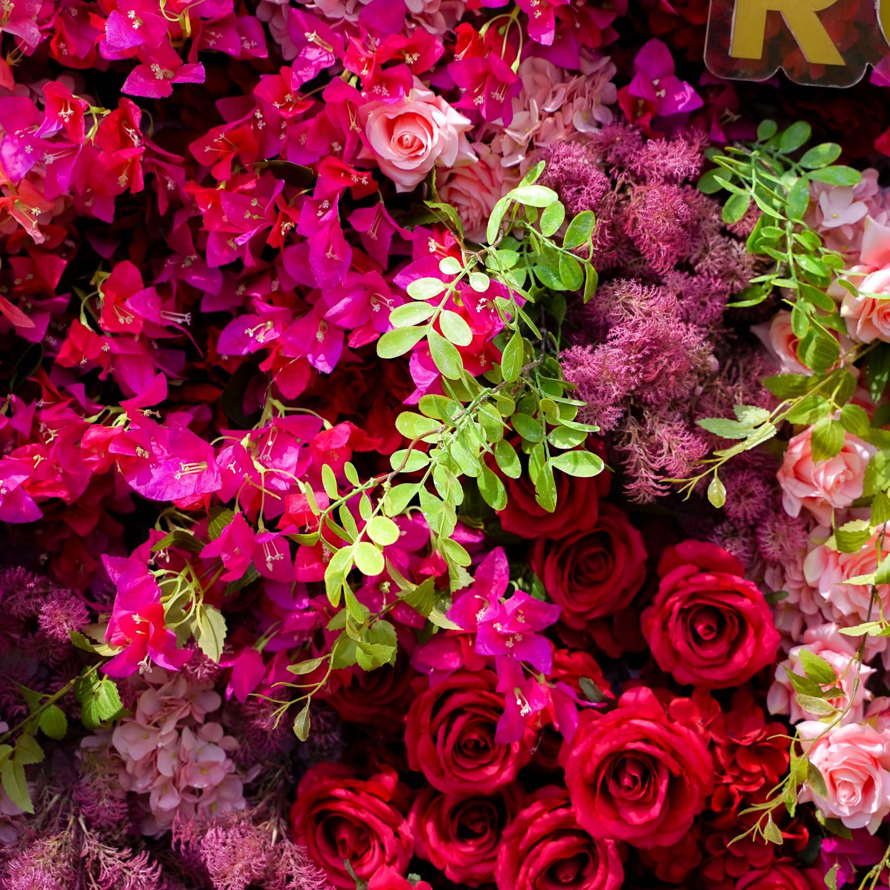 Lynda：7D Fabric Artificial rolling up curtain flower wall