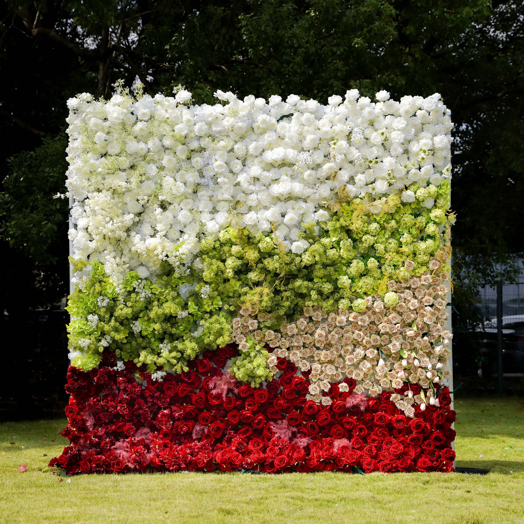Maia：7D Fabric Artificial rolling up curtain flower wall