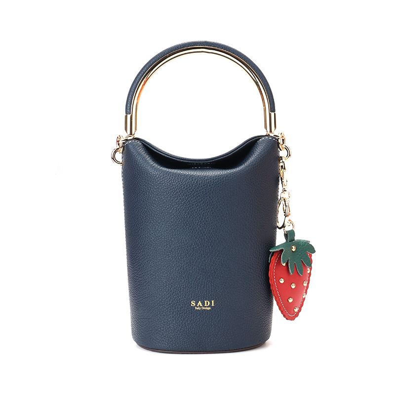 SADI's fashionable and classic bucket bag, the strawberry-themed bag, is a versatile women's shoulder and handbag.SDX21135