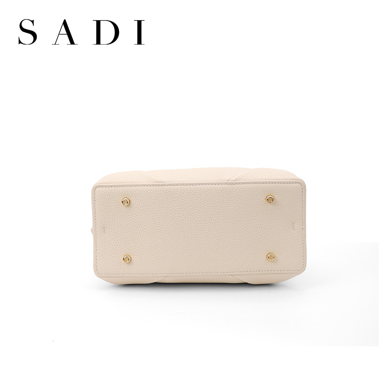 New all-match love-themed bag, a classic and fashionable single-shoulder crossbody bag for ladies. 