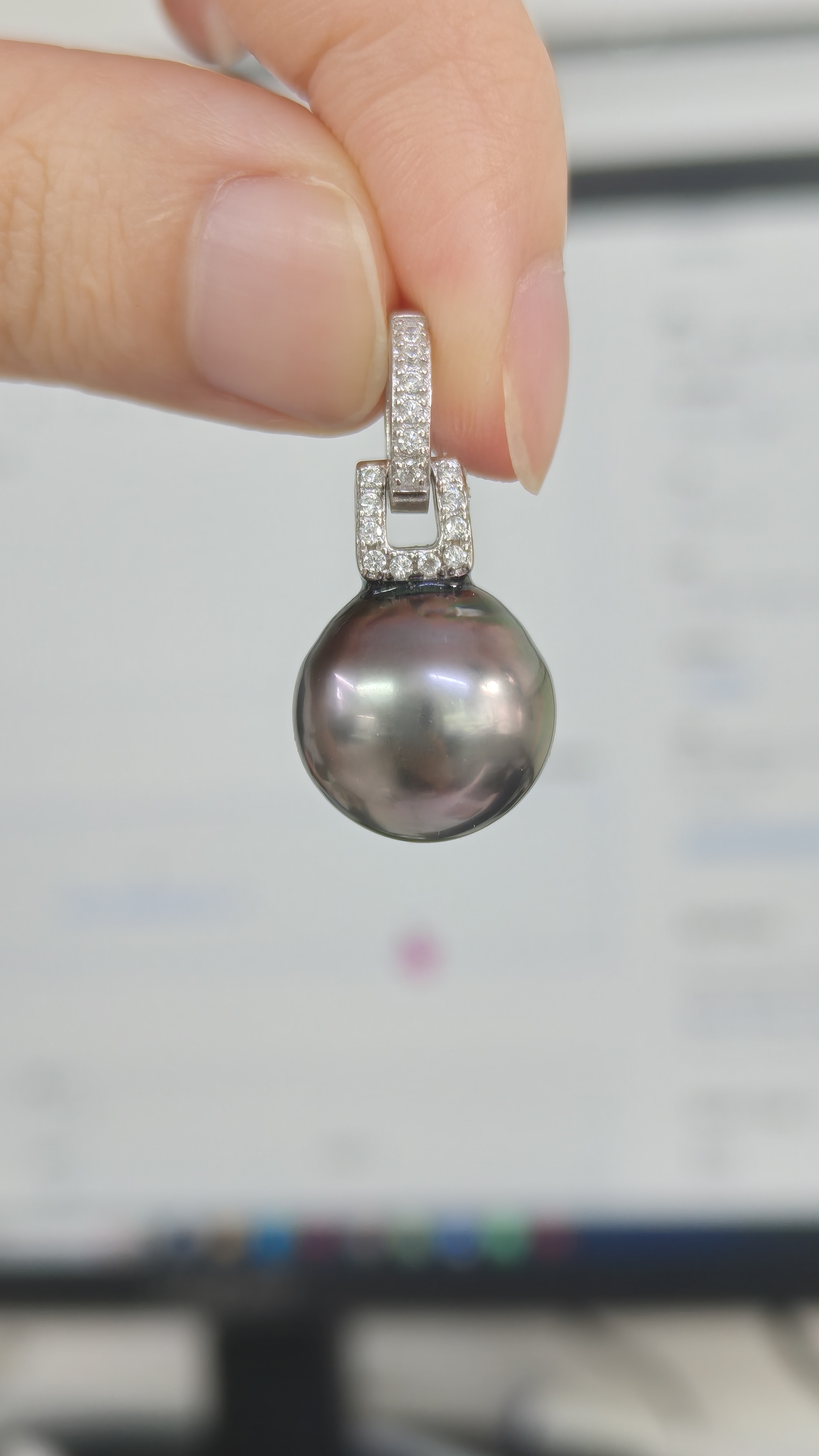 Tahitian 11-12mm salt water pearl Pendant