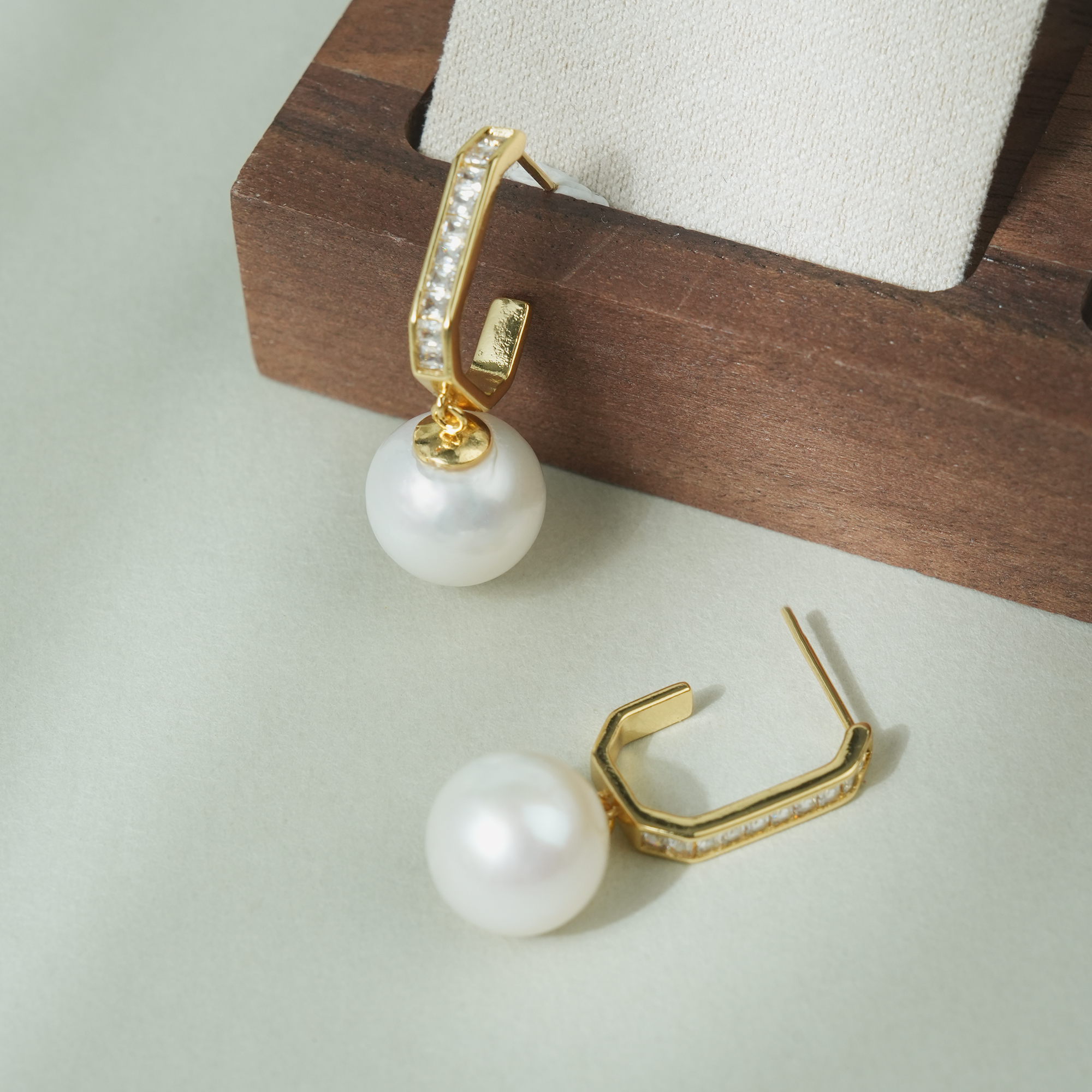 E123 pearl earrings