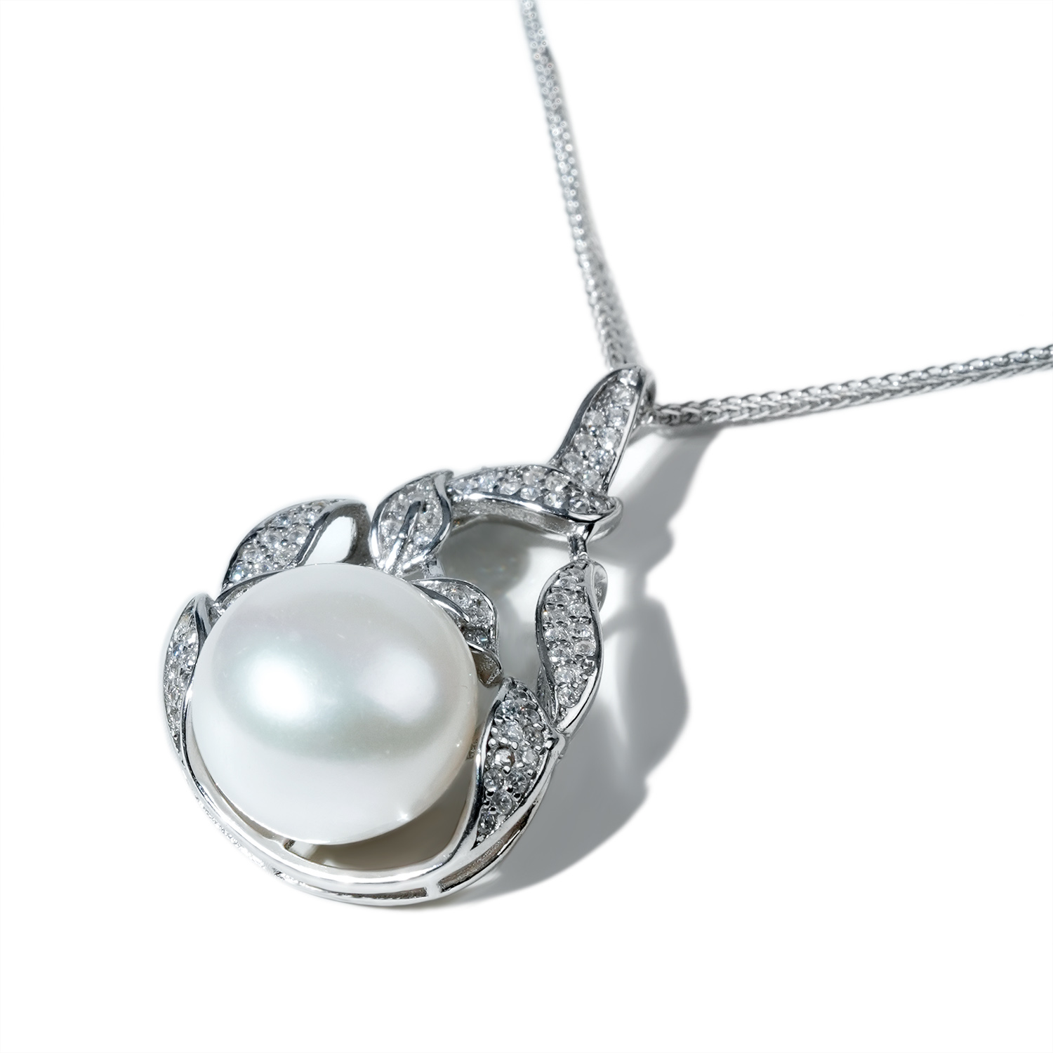 B32 pearl pendant necklace