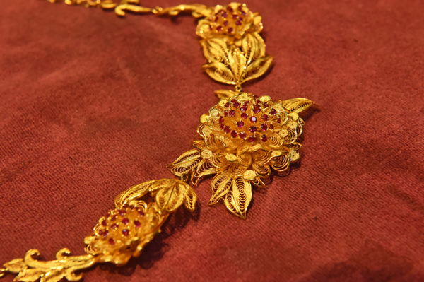 A filigree inlay necklace in Beijing