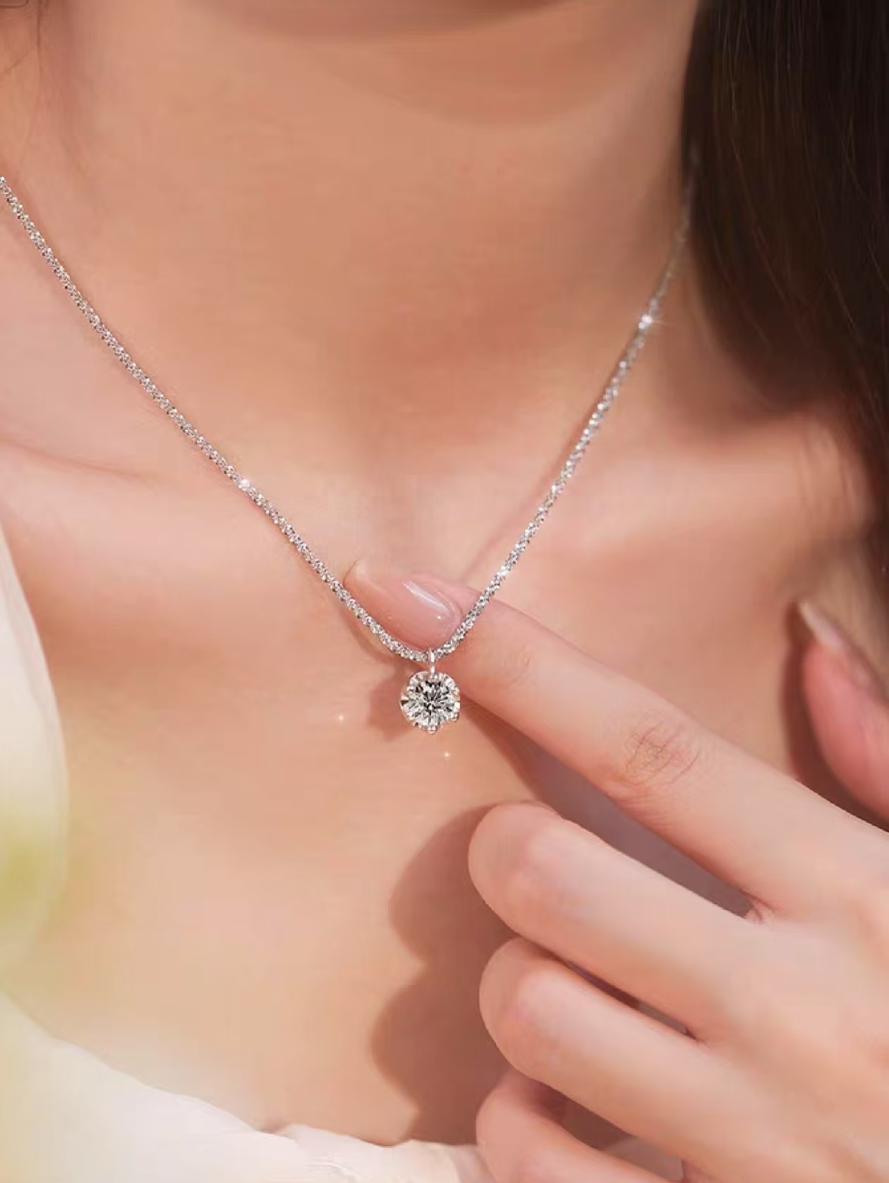 💎The meaning of moissanite necklace: The stars in the sky are not as bright as you.💎